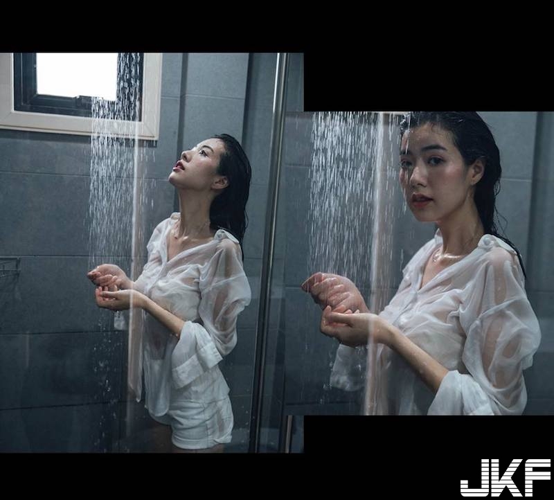 浴室裡的誘惑美景！「氣質奶妹」渾身濕透！白襯衫貼身「若隱若現」畫面好撩人！