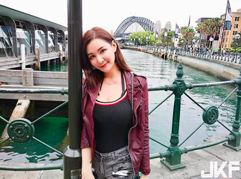 正妹夜晚海邊解放「傲人美乳」！「渾圓車頭燈」大到迷倒遊客！