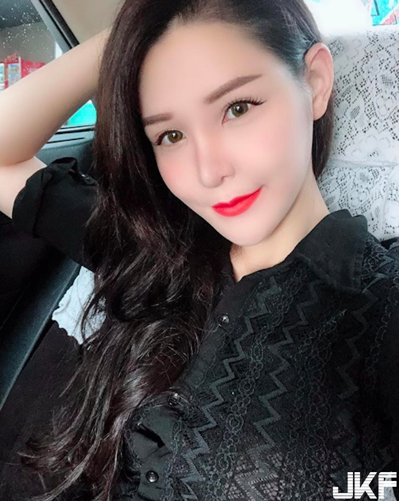正妹夜晚海邊解放「傲人美乳」！「渾圓車頭燈」大到迷倒遊客！