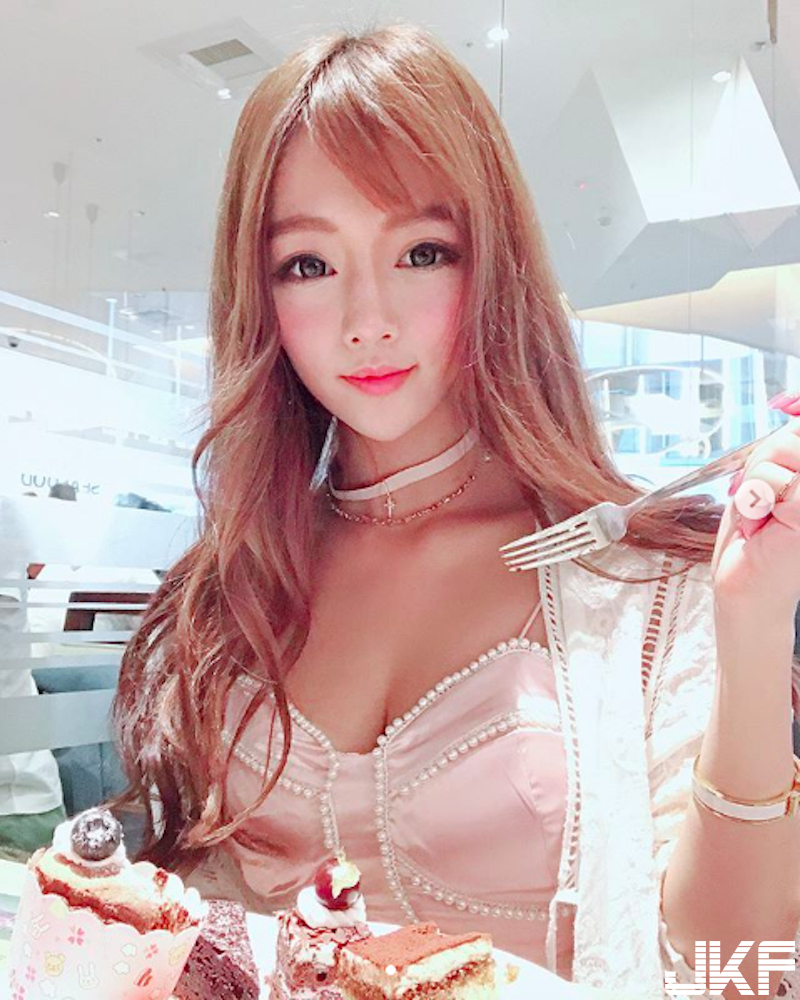 最棒的男友視角！「美乳女友」的愛心晚餐太誘人！「前凸後翹」居家風格誰受得了！