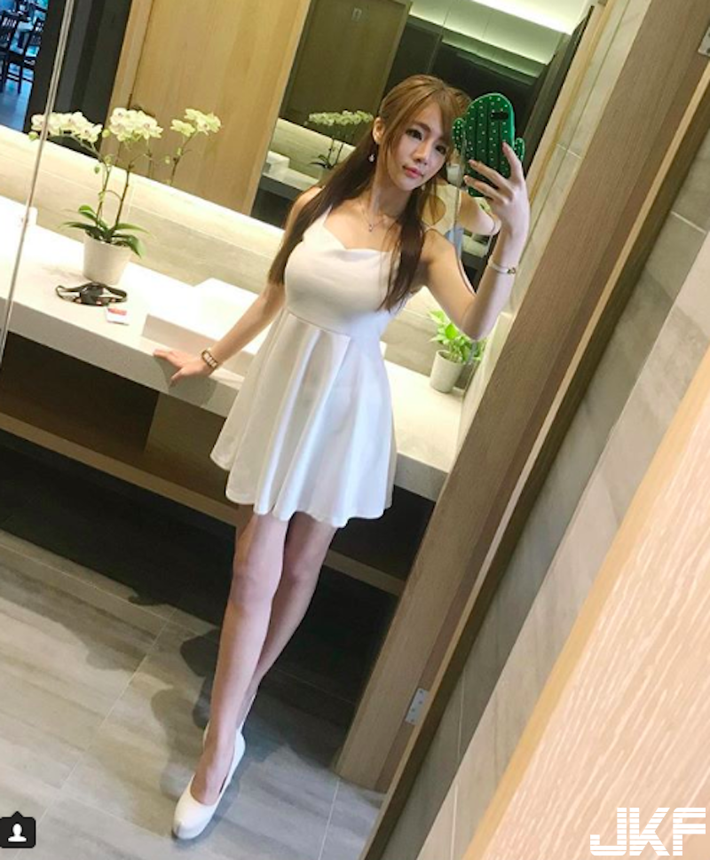 最棒的男友視角！「美乳女友」的愛心晚餐太誘人！「前凸後翹」居家風格誰受得了！