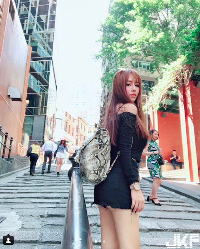 最棒的男友視角！「美乳女友」的愛心晚餐太誘人！「前凸後翹」居家風格誰受得了！