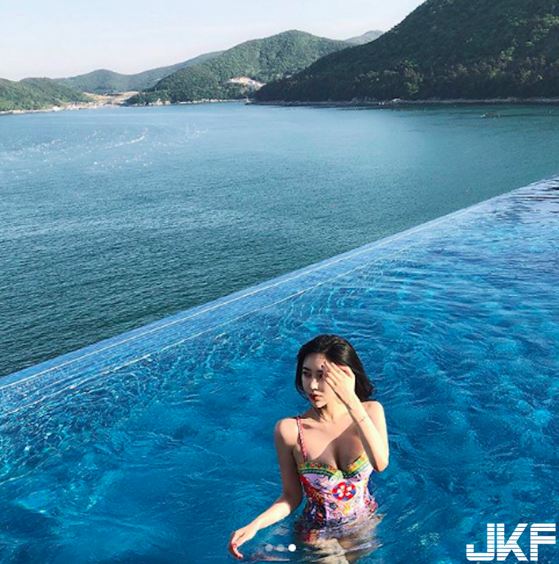 這「隆起」不簡單！「巨乳名媛」跑趴必備緊身衣，胸前隆起簡直行走的砲彈啊！