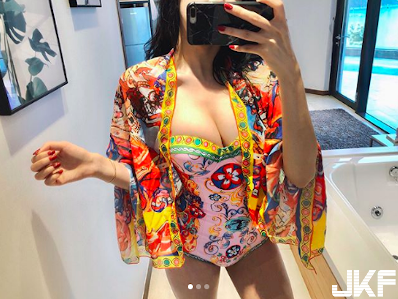 這「隆起」不簡單！「巨乳名媛」跑趴必備緊身衣，胸前隆起簡直行走的砲彈啊！