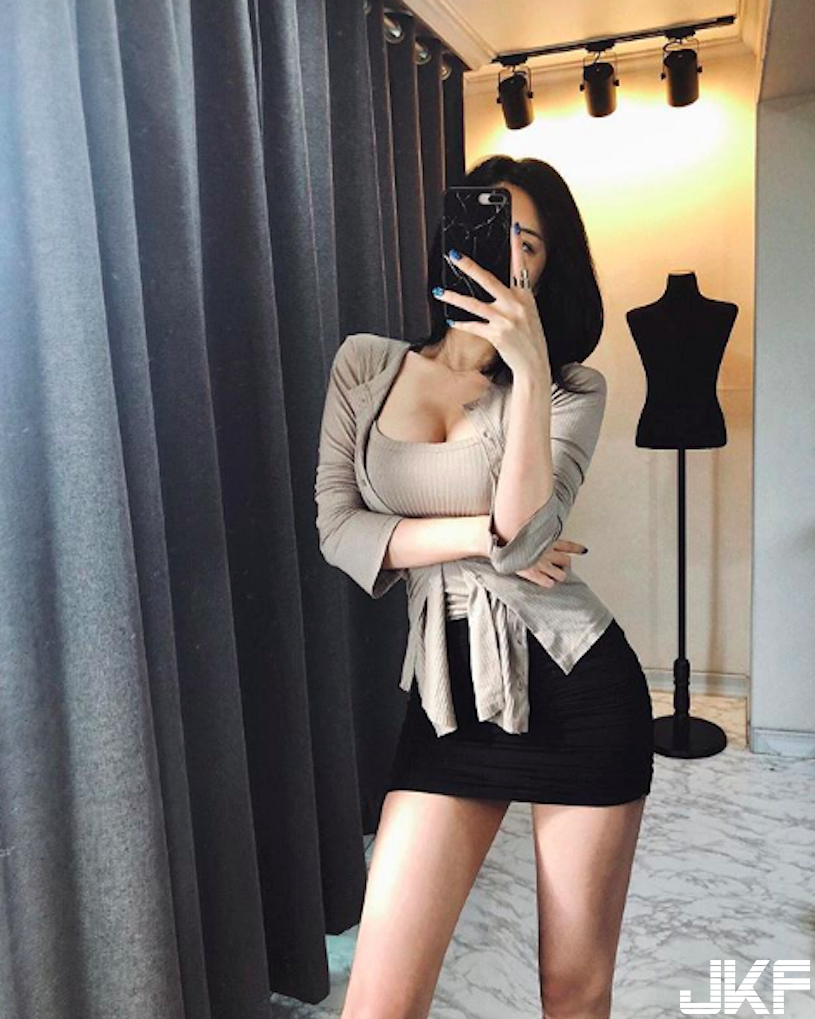 這「隆起」不簡單！「巨乳名媛」跑趴必備緊身衣，胸前隆起簡直行走的砲彈啊！