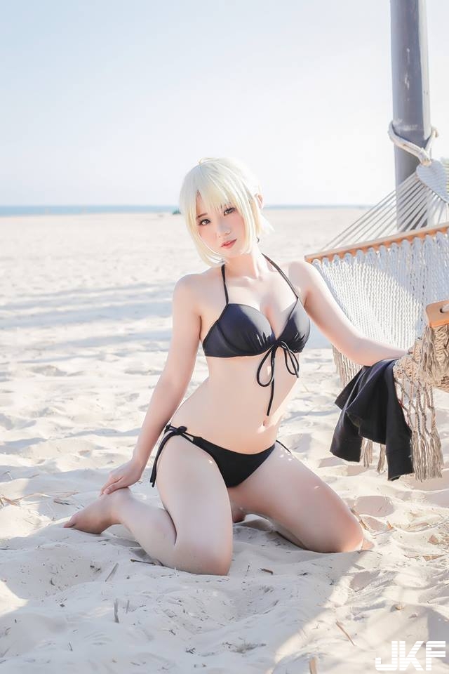「工口系Coser」美臀露出！渾圓曲線與半脫的胖次，把二次元的糟糕幻想化為現實！