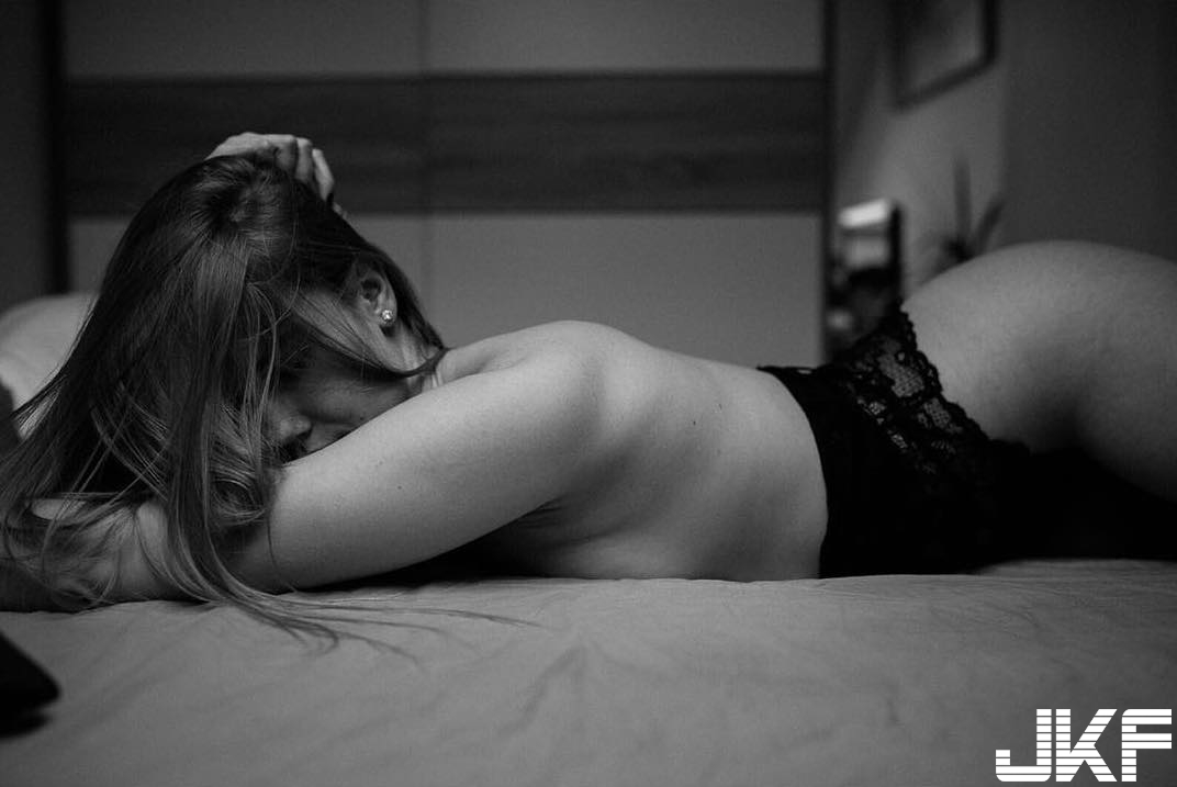 暗色迷情！性感妹「肉體解禁」極致挑逗 銷魂表情太犯規讓人秒投降