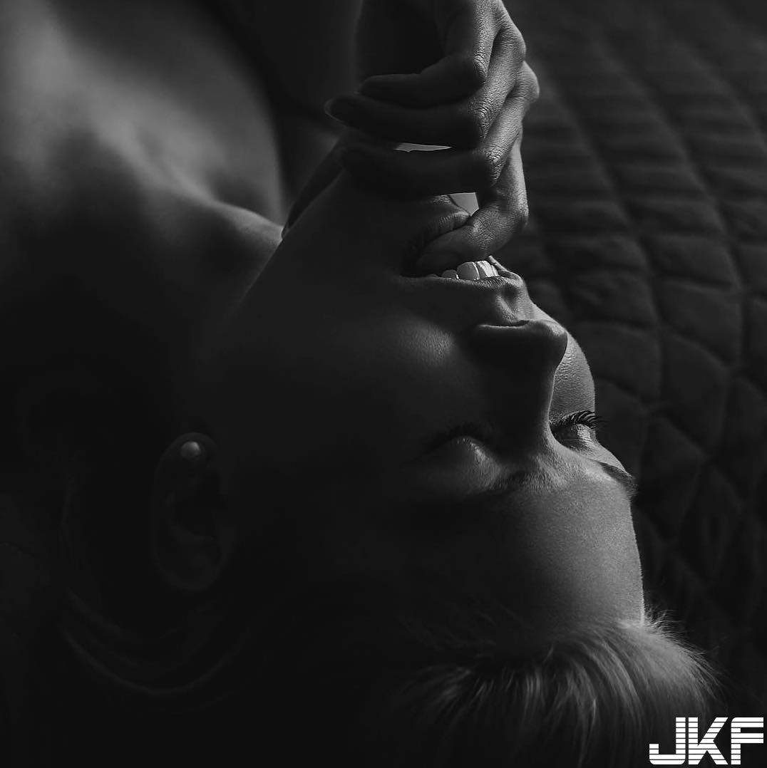 暗色迷情！性感妹「肉體解禁」極致挑逗 銷魂表情太犯規讓人秒投降
