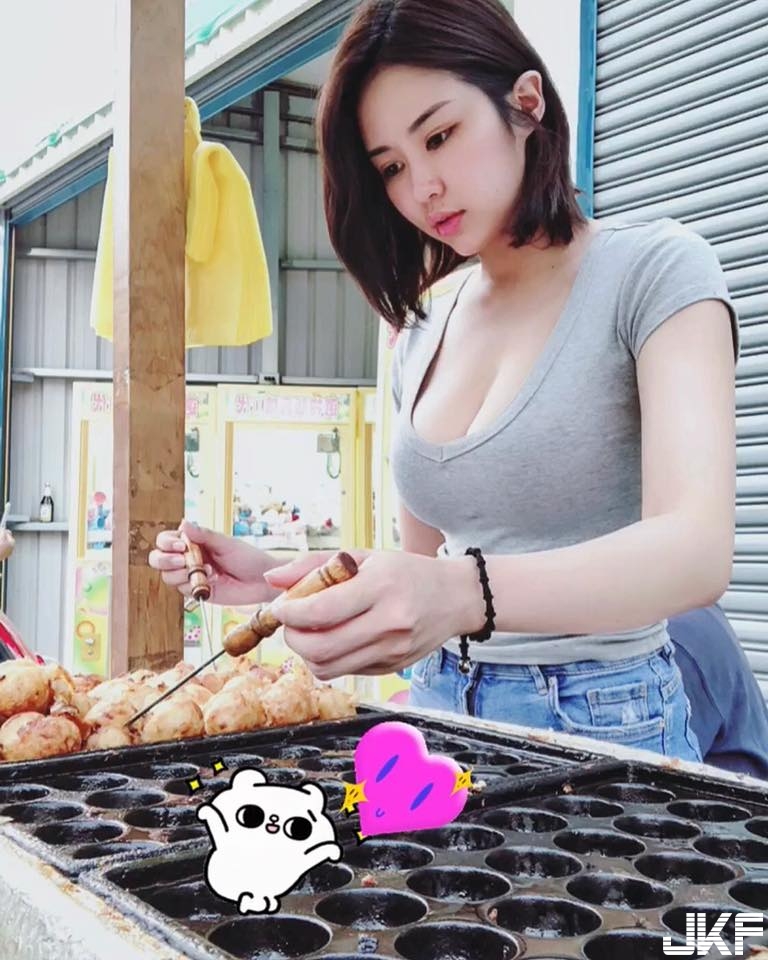 好大顆的「章魚燒」！正妹「黃米可」大露Ｅ乳，銷魂視角都讓客人上火了！