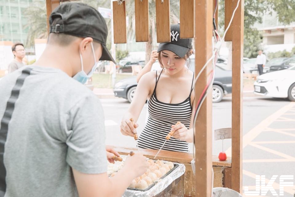 好大顆的「章魚燒」！正妹「黃米可」大露Ｅ乳，銷魂視角都讓客人上火了！