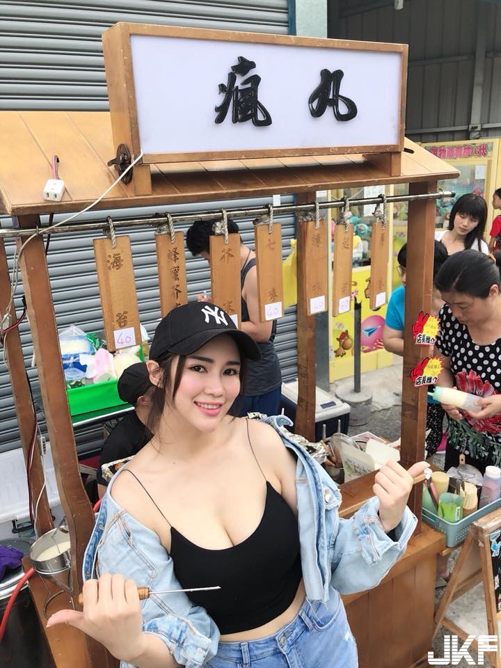 好大顆的「章魚燒」！正妹「黃米可」大露Ｅ乳，銷魂視角都讓客人上火了！
