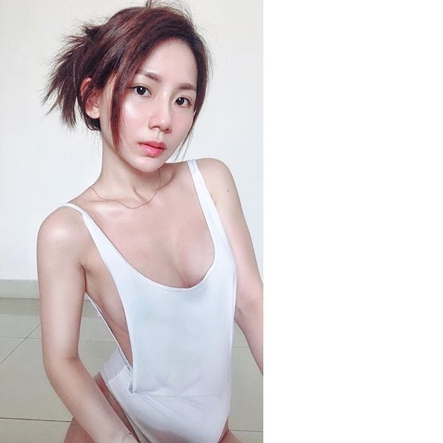 女友感爆表！性感正妹「josephy」馬甲緊身衣擠出「白嫩大雪乳」穠纖合度的好身材讓人in！