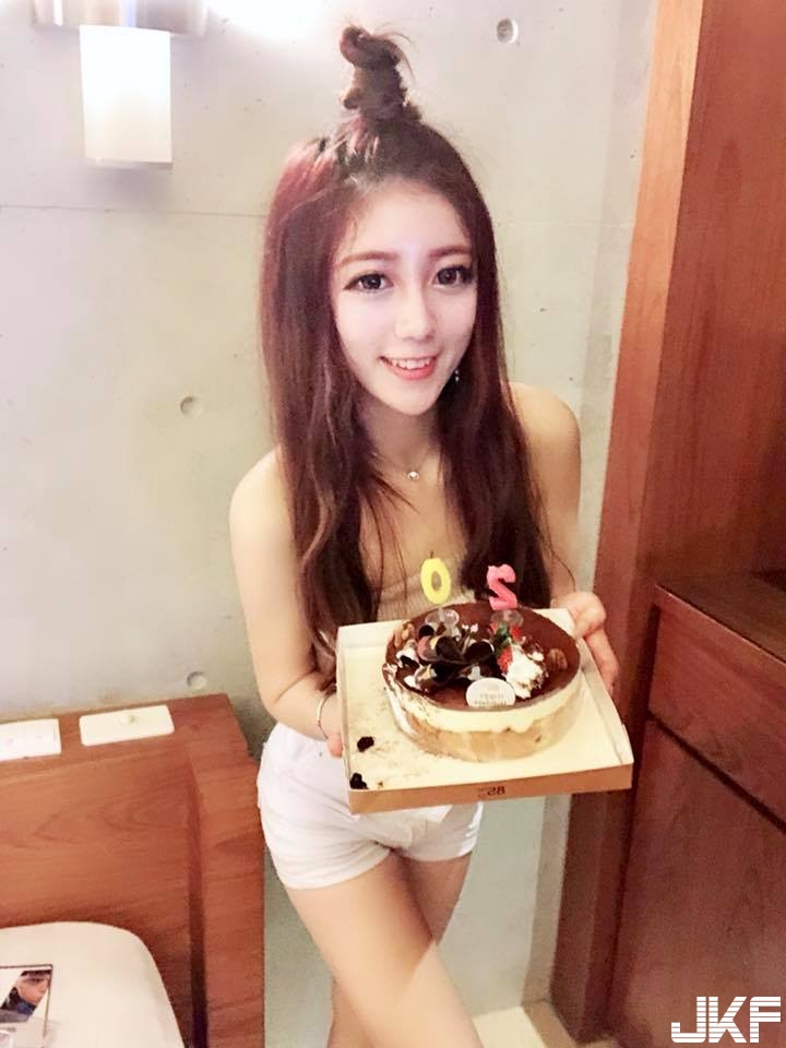 極品混血「爆乳美甲師」太火辣！白嫩美乳碰撞出長長深溝　讓人招架不住啦！
