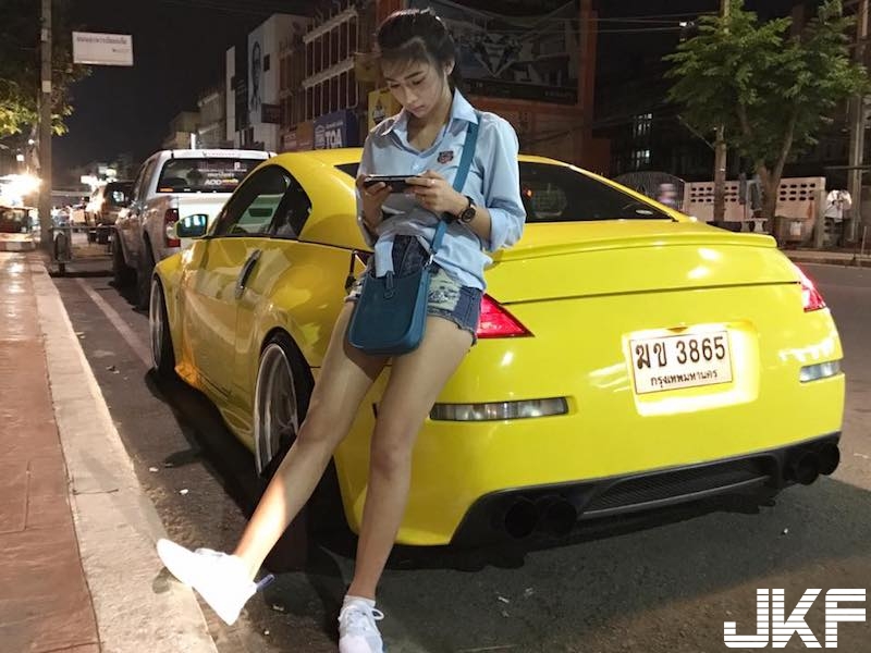 好豪放！「長髮大奶妹」在家隨便穿！「渾圓飽滿」快掉出來好想幫她接一下！