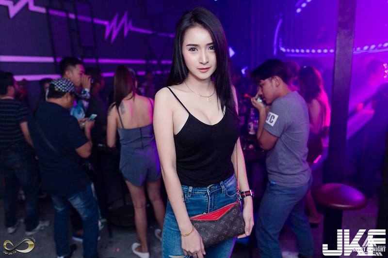 好豪放！「長髮大奶妹」在家隨便穿！「渾圓飽滿」快掉出來好想幫她接一下！