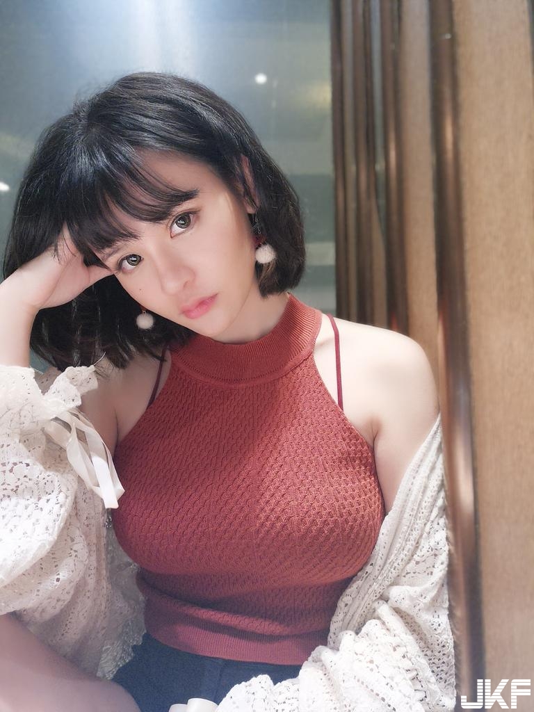 著衣巨乳妹「前羽_rr」在家穿著好工口&#8230;.化身性感制服妹，在家cosplay尺度好害羞！