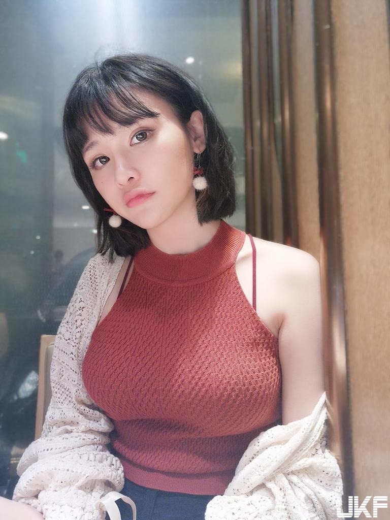 著衣巨乳妹「前羽_rr」在家穿著好工口&#8230;.化身性感制服妹，在家cosplay尺度好害羞！