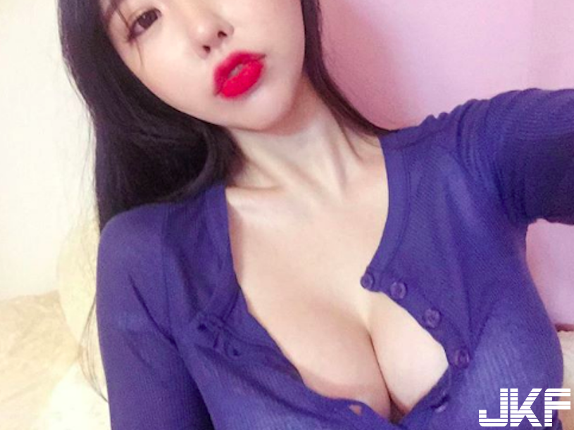 把桃子給我移走！「燒烤店正妹」自拍被出賣，「白嫩大奶奶」背心裡到底有沒有穿呀&#8230;