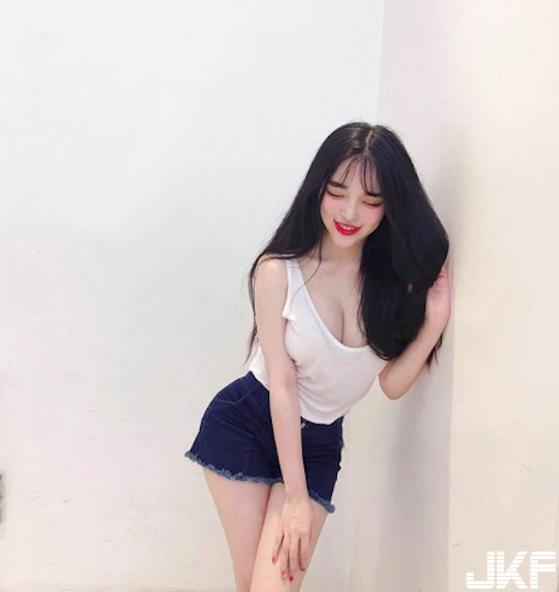 在家不準穿衣服！「爆乳正妹」在家太隨性，「形狀明顯」隨時都在走光邊緣啊&#8230;