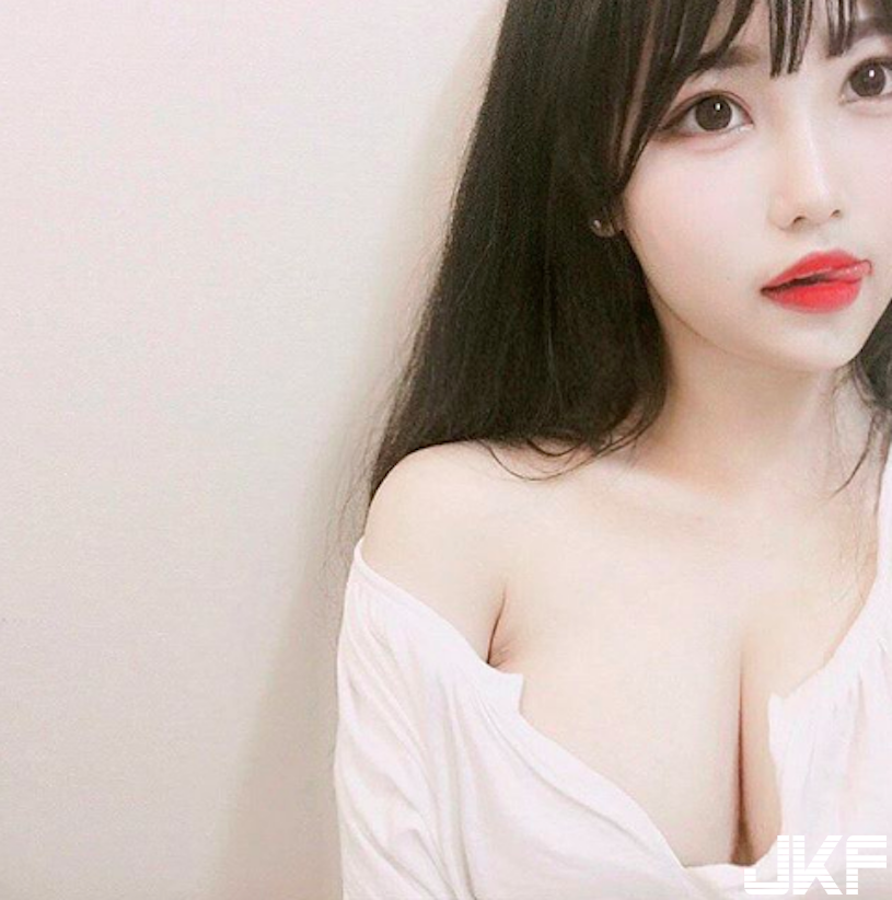 在家不準穿衣服！「爆乳正妹」在家太隨性，「形狀明顯」隨時都在走光邊緣啊&#8230;