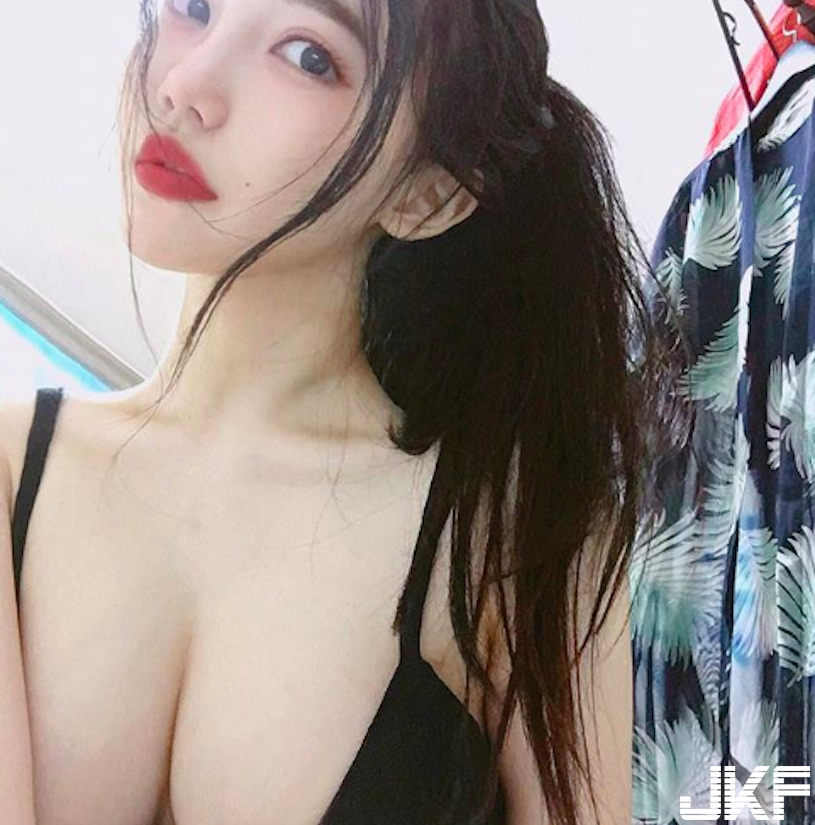 在家不準穿衣服！「爆乳正妹」在家太隨性，「形狀明顯」隨時都在走光邊緣啊&#8230;