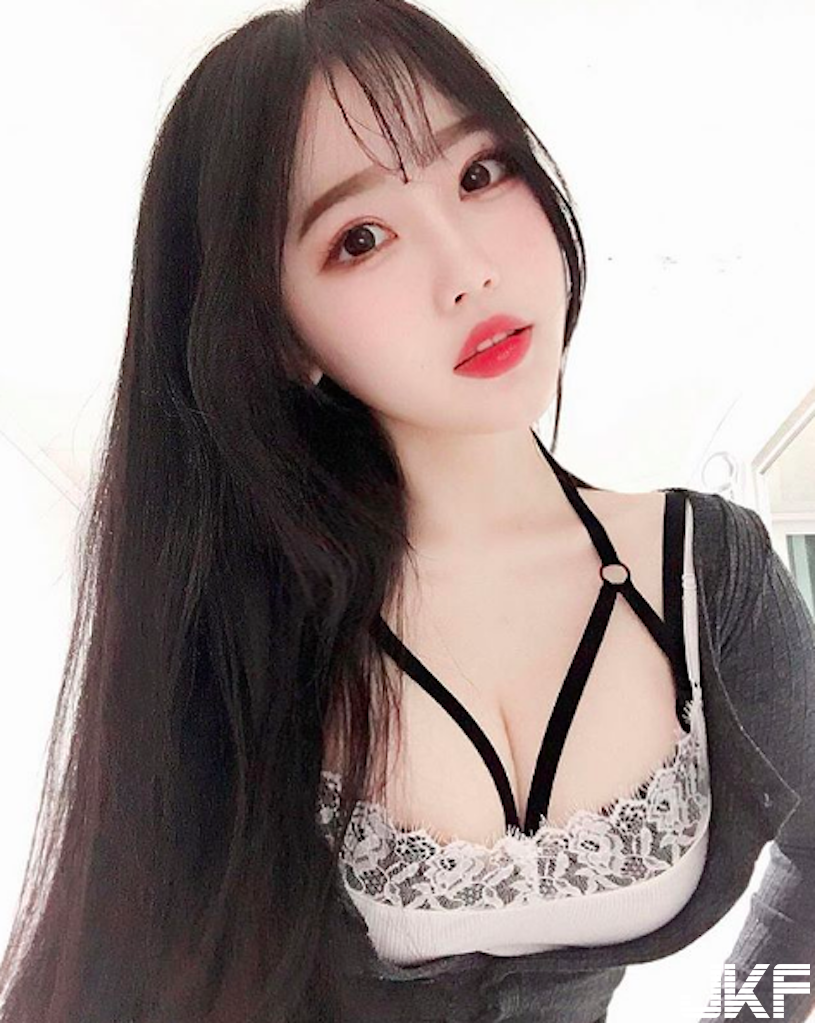 在家不準穿衣服！「爆乳正妹」在家太隨性，「形狀明顯」隨時都在走光邊緣啊&#8230;