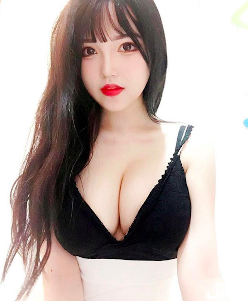 在家不準穿衣服！「爆乳正妹」在家太隨性，「形狀明顯」隨時都在走光邊緣啊&#8230;