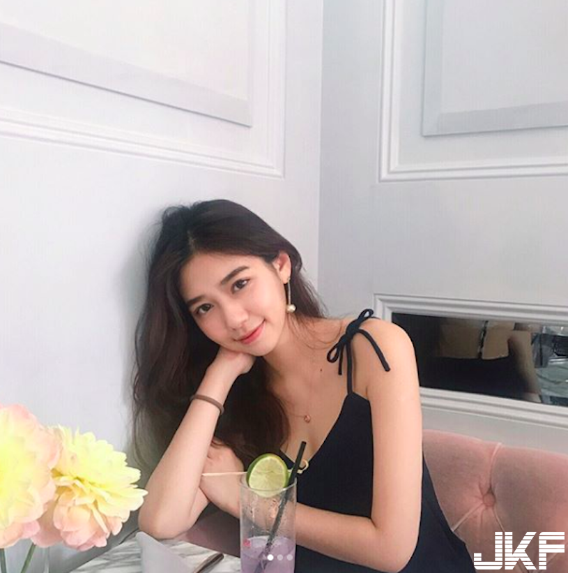 氣質正妹海邊展現「深V美乳」，隱乳系好身材讓人看暈了！