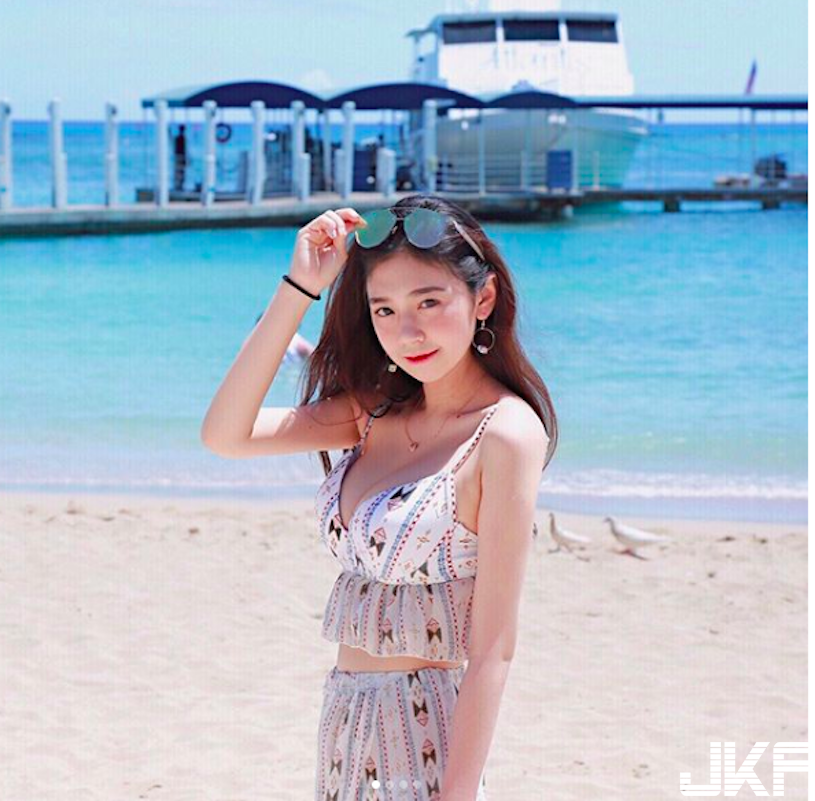 氣質正妹海邊展現「深V美乳」，隱乳系好身材讓人看暈了！