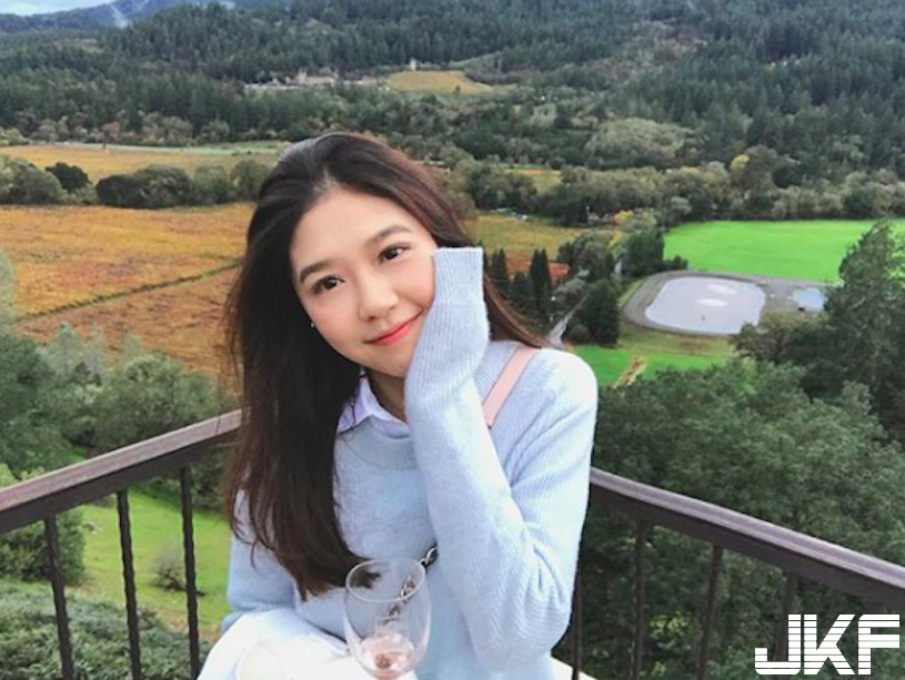 氣質正妹海邊展現「深V美乳」，隱乳系好身材讓人看暈了！