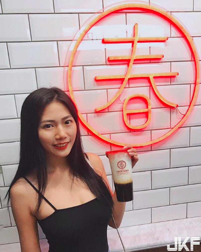 太無敵啦！「運動系正妹」削肩小背心超兇猛！「渾圓美乳」形狀好飽滿！