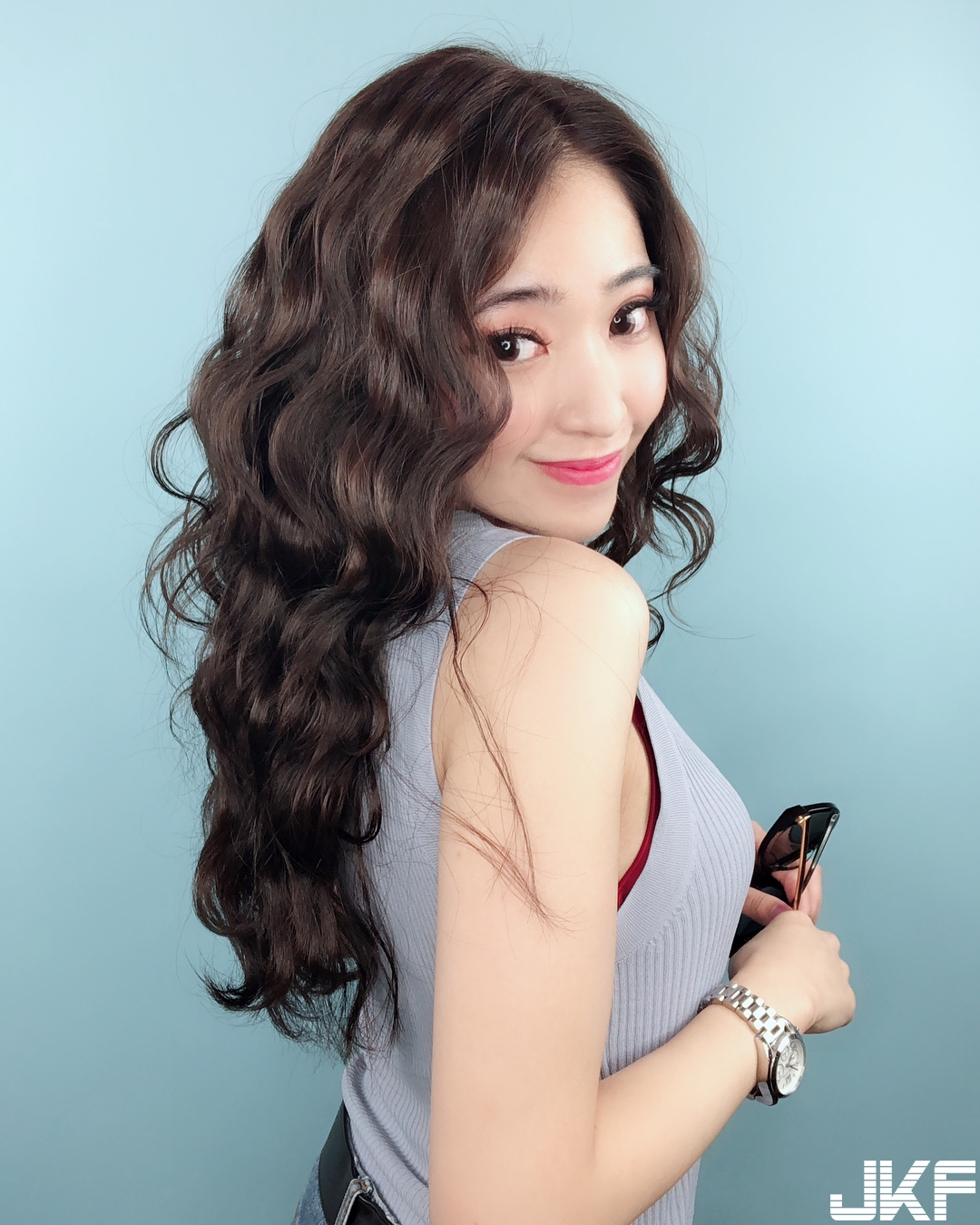 泳池邊最美的風景！「氣質空姐」傲天美乳，飽滿胸型配上驚世美顏一秒讓人戀愛！