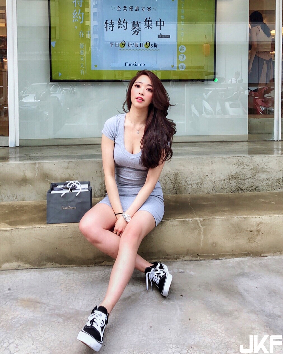 泳池邊最美的風景！「氣質空姐」傲天美乳，飽滿胸型配上驚世美顏一秒讓人戀愛！