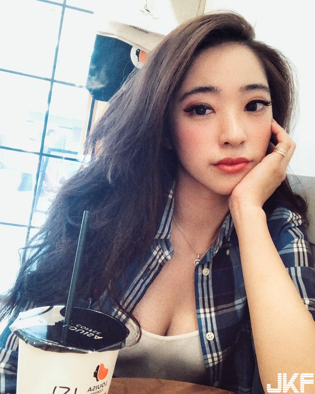 泳池邊最美的風景！「氣質空姐」傲天美乳，飽滿胸型配上驚世美顏一秒讓人戀愛！