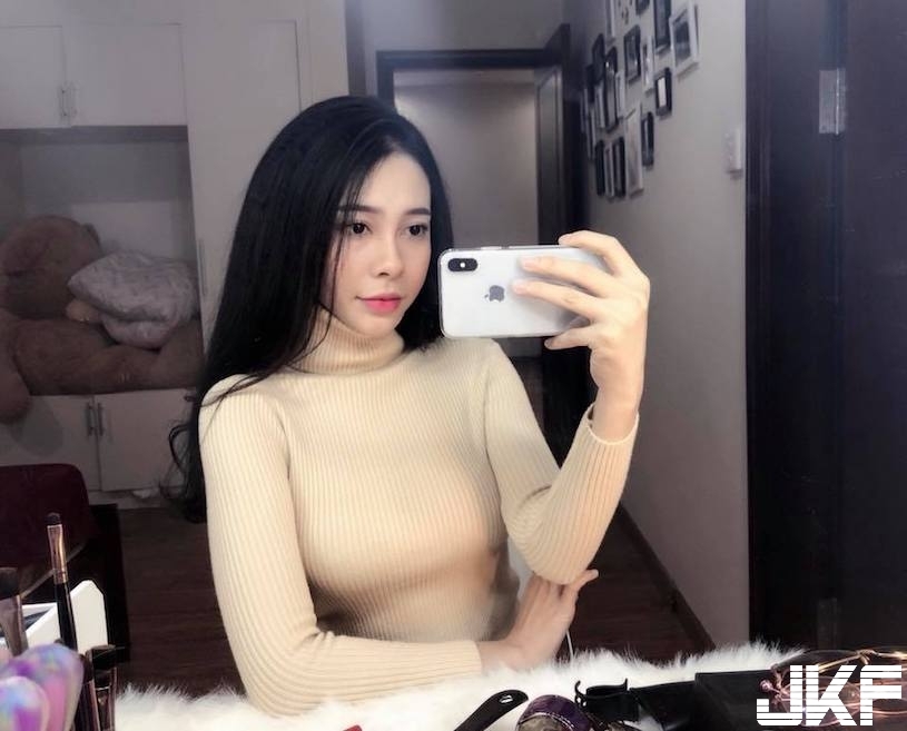 巨乳正妹拍照好豪放！超愛清涼打扮露出「雄偉車頭燈」！