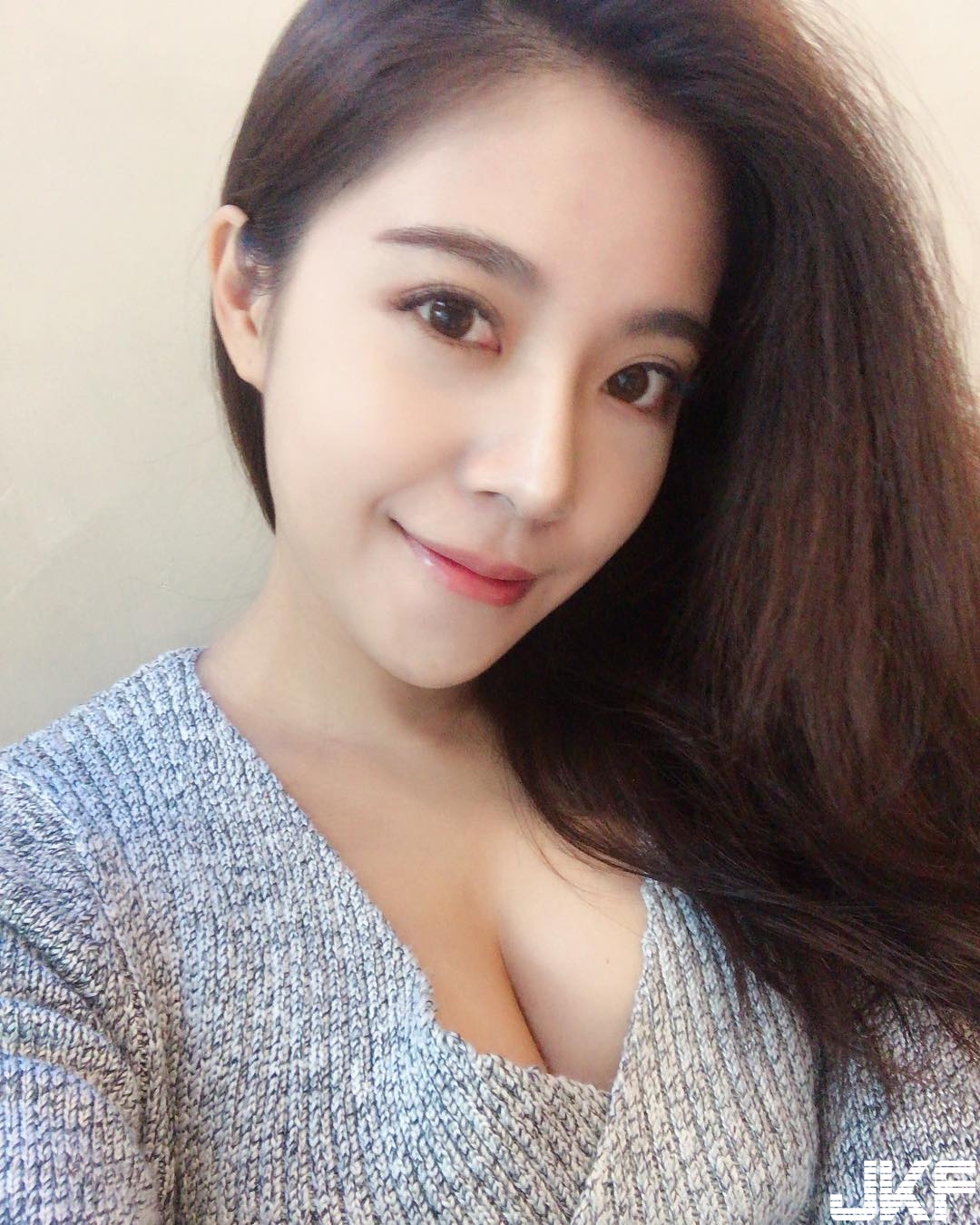 「氣質空姐」制服下暗藏胸器！超火辣身材與優雅氣質結合，看一眼就會戀愛！