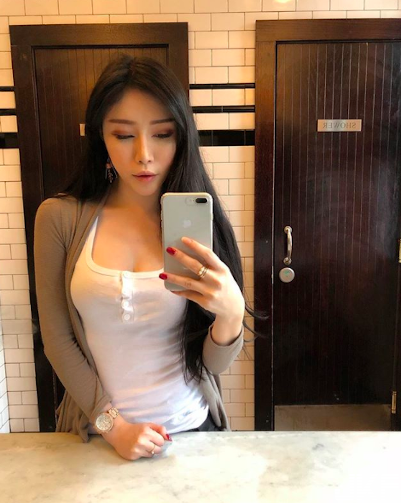 遠東商銀「美乳業務」辣翻了！泳池曬深溝比基尼照，網友瘋狂想當她客戶！