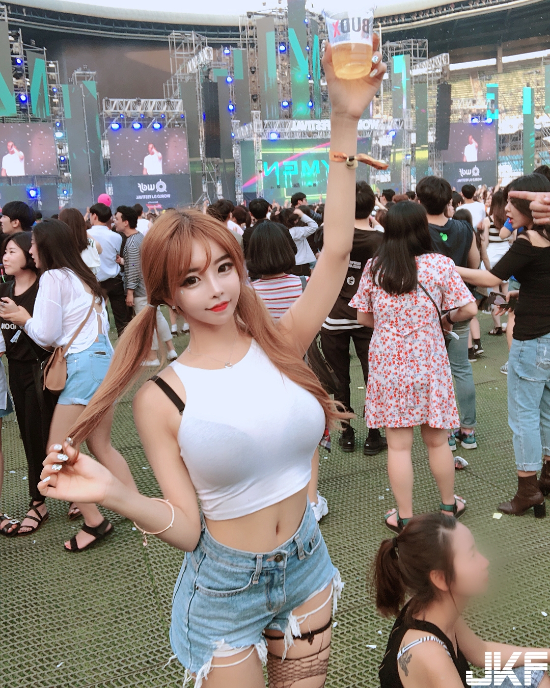 神秘女子胸前「不科學腫脹」！超巨乳把上衣撐薄內衣透出　Size總是買太小！