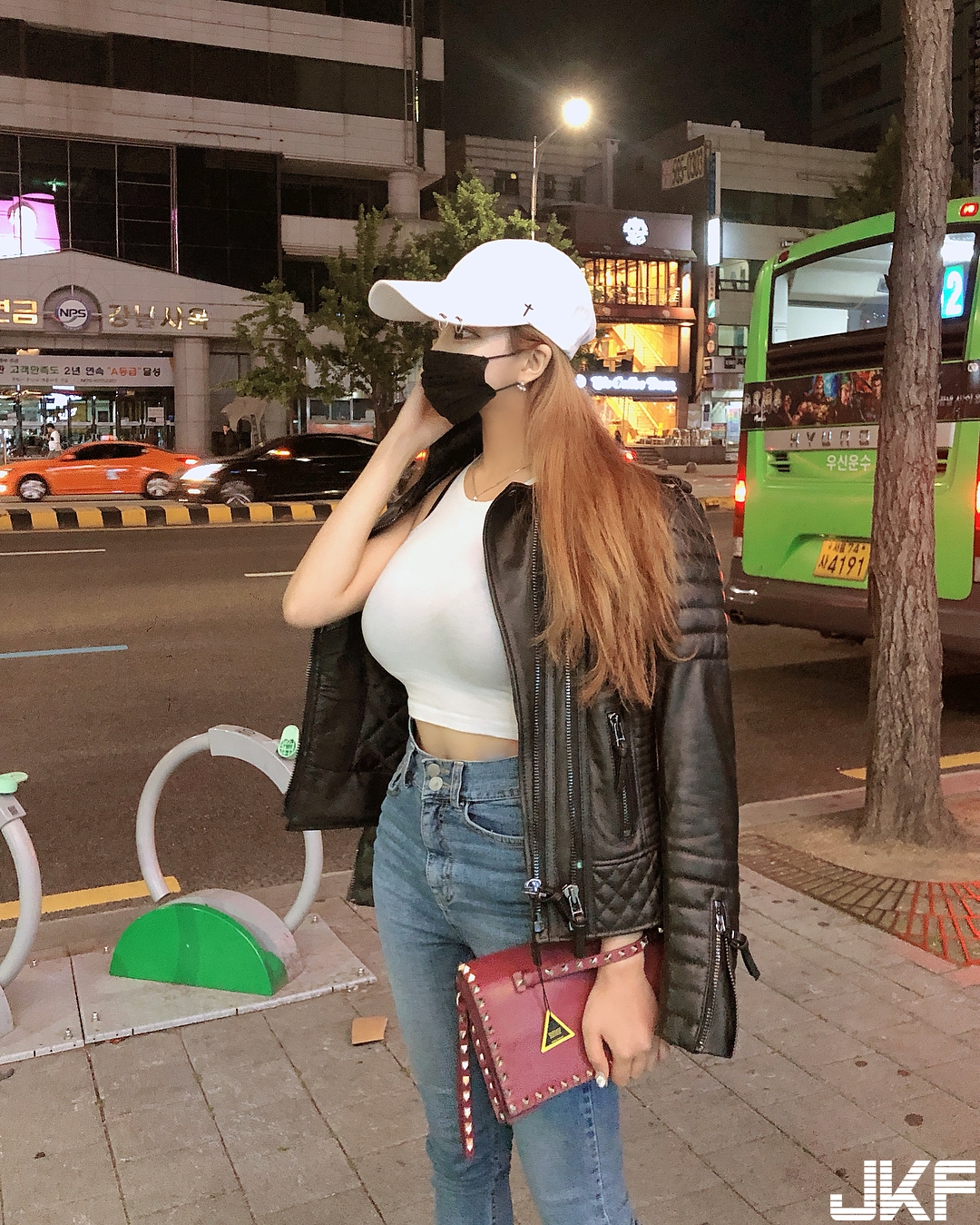神秘女子胸前「不科學腫脹」！超巨乳把上衣撐薄內衣透出　Size總是買太小！