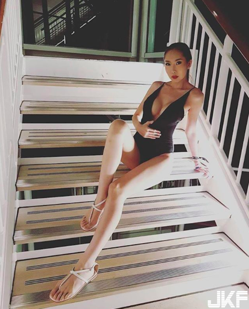 好雄偉！正妹上岸「大大兩粒」掛胸前，「豐滿邪惡視角」讓人受不了&#8230;