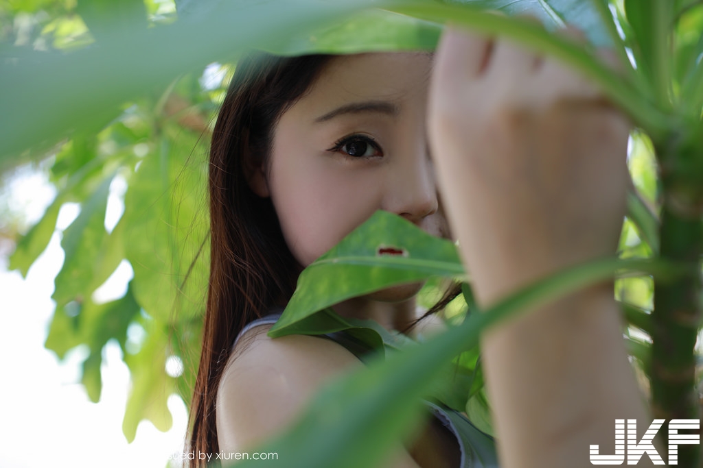 暗黑版小荳荳！？純真少女穿「齊逼熱褲」攀大樹，「緊緊貼合」的畫面讓人好熱啊！