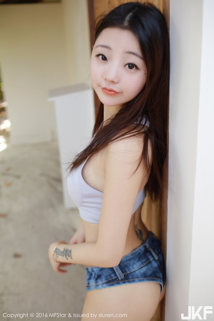 暗黑版小荳荳！？純真少女穿「齊逼熱褲」攀大樹，「緊緊貼合」的畫面讓人好熱啊！