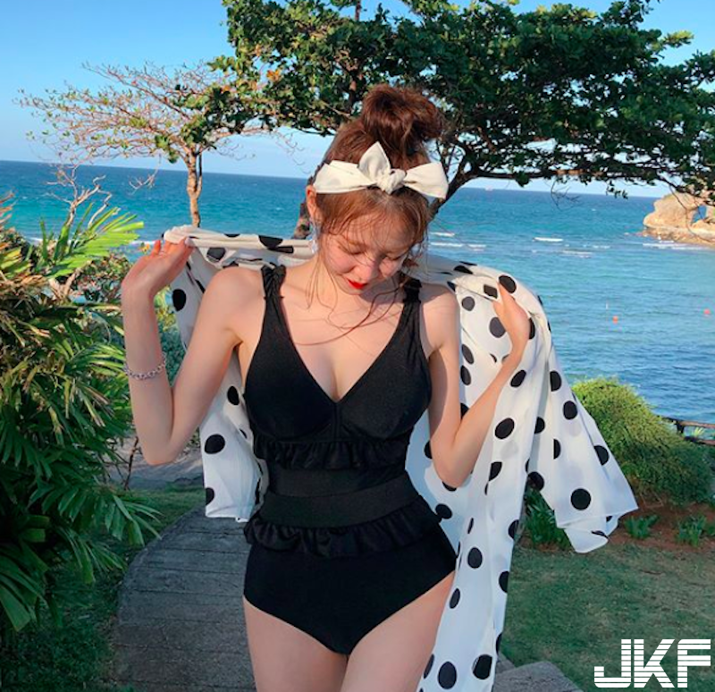 【6upoker】「白嫩爆乳老闆娘」親自示範！中路開開「雪白美胸」大方溢出！連身泳裝也好辣！