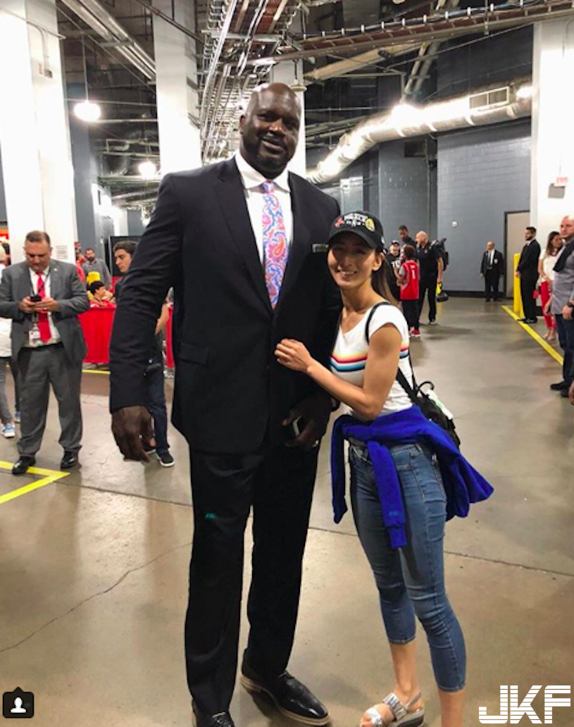 美尻出沒！NBA採訪記者「Ｑ彈翹臀」太吸睛，「兇狠曲線」球迷都看暈了！