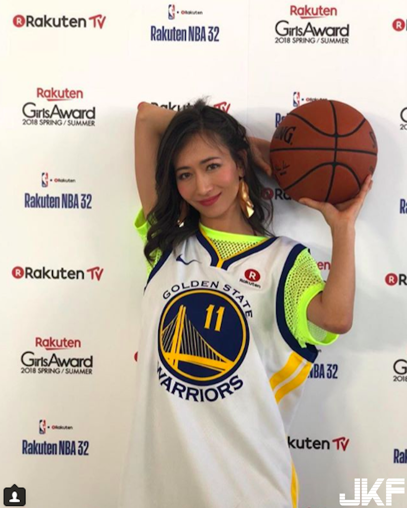 美尻出沒！NBA採訪記者「Ｑ彈翹臀」太吸睛，「兇狠曲線」球迷都看暈了！