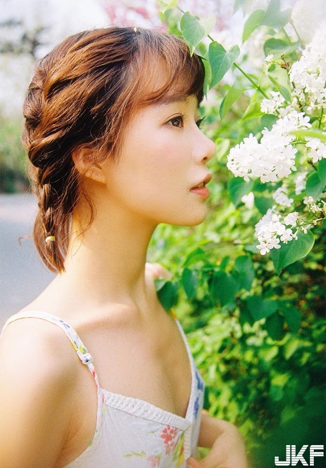 「美臀正妹」仙氣太重！仙女般正妹的極致美臀曲線，空靈與性感的唯美組合！