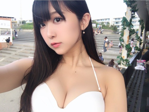 20歲的肉體好青春！大眼正妹泳衣自拍，看不膩的清新五官讓人找回初戀的感覺！
