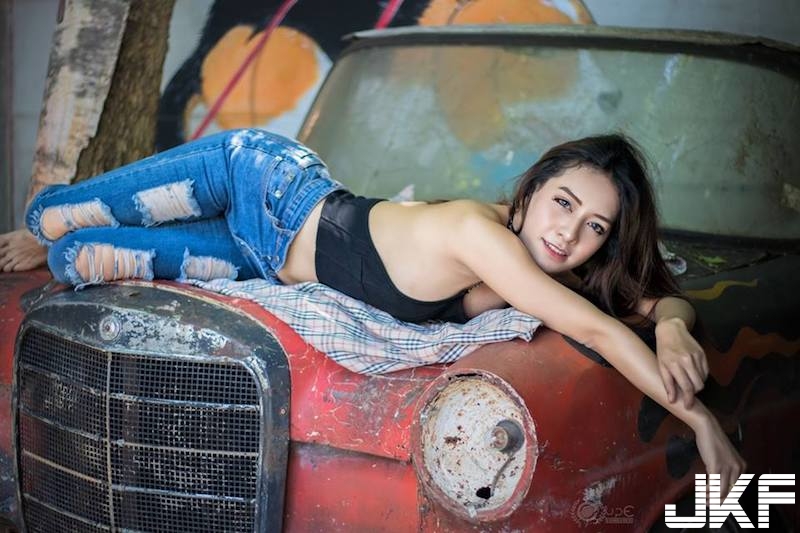 老車新用！「背心巨乳妹」躺引擎蓋打滾！「白嫩車頭燈」直接換新零件啦！