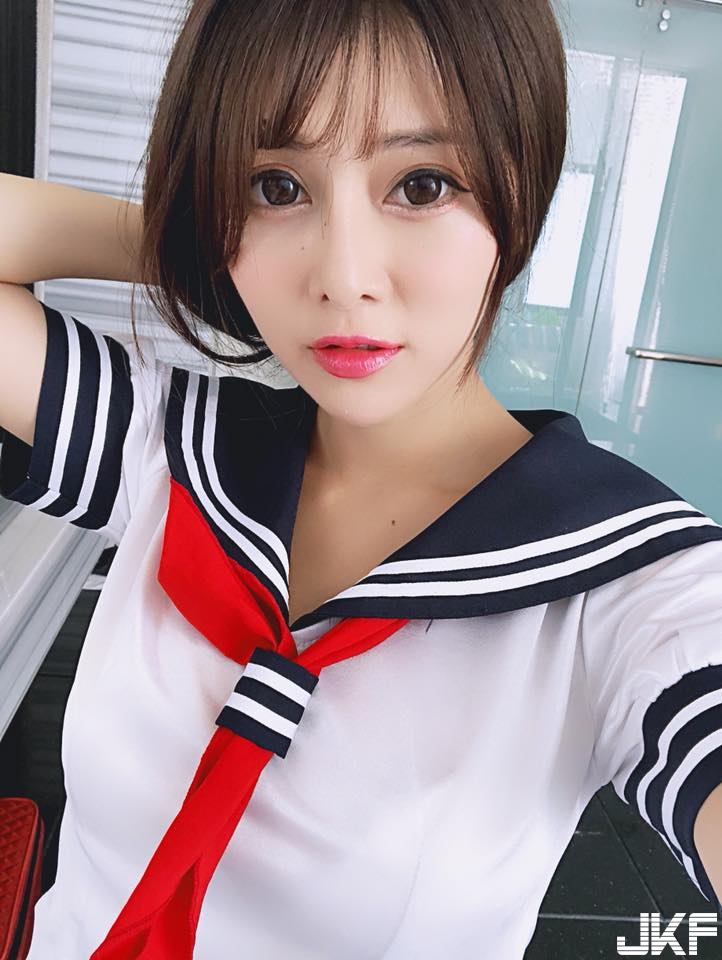 學長，不要！緊身制服下蹦出「Ｅ奶」好身材，學妹不科學三圍讓學長想衝動了！