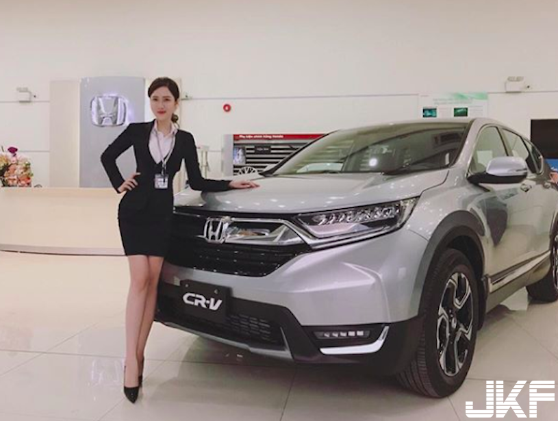 制服好緊繃！HONDA 女業務「超兇美乳」賣車！「渾圓 G 奶」讓每天成交量好驚人！